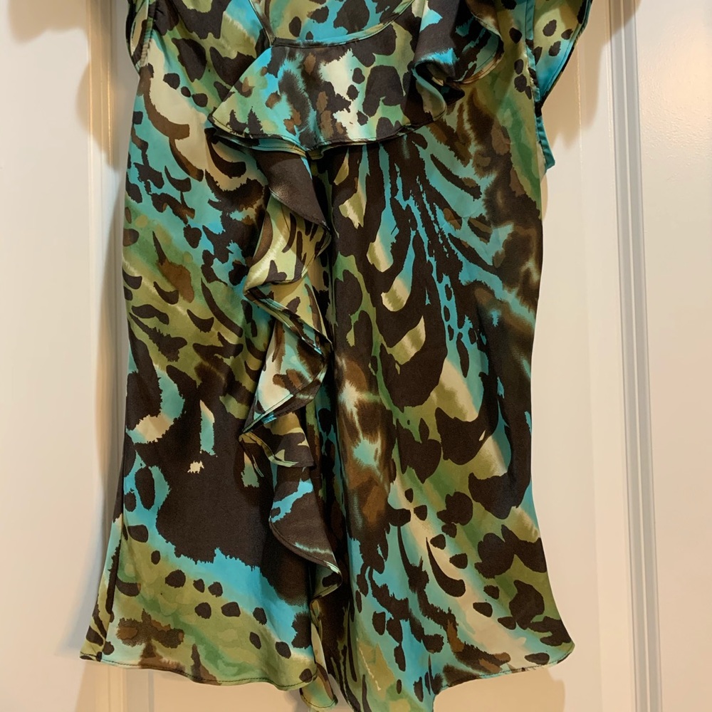 Larry Levine Animal Print Ruffled top  med armpit to armpit 23” length 27” - Picture 5 of 5
